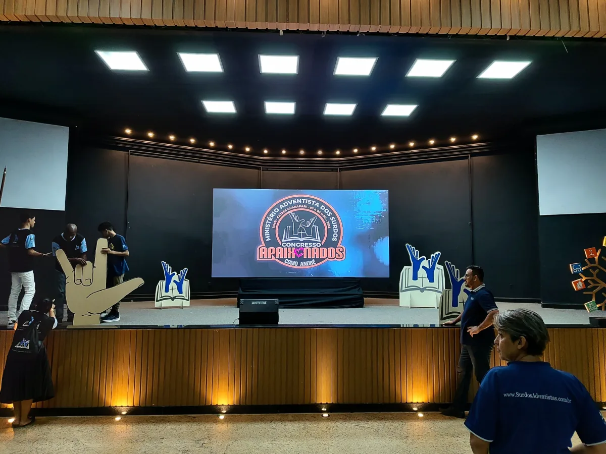 Congresso com telão LED e sonorização profissional