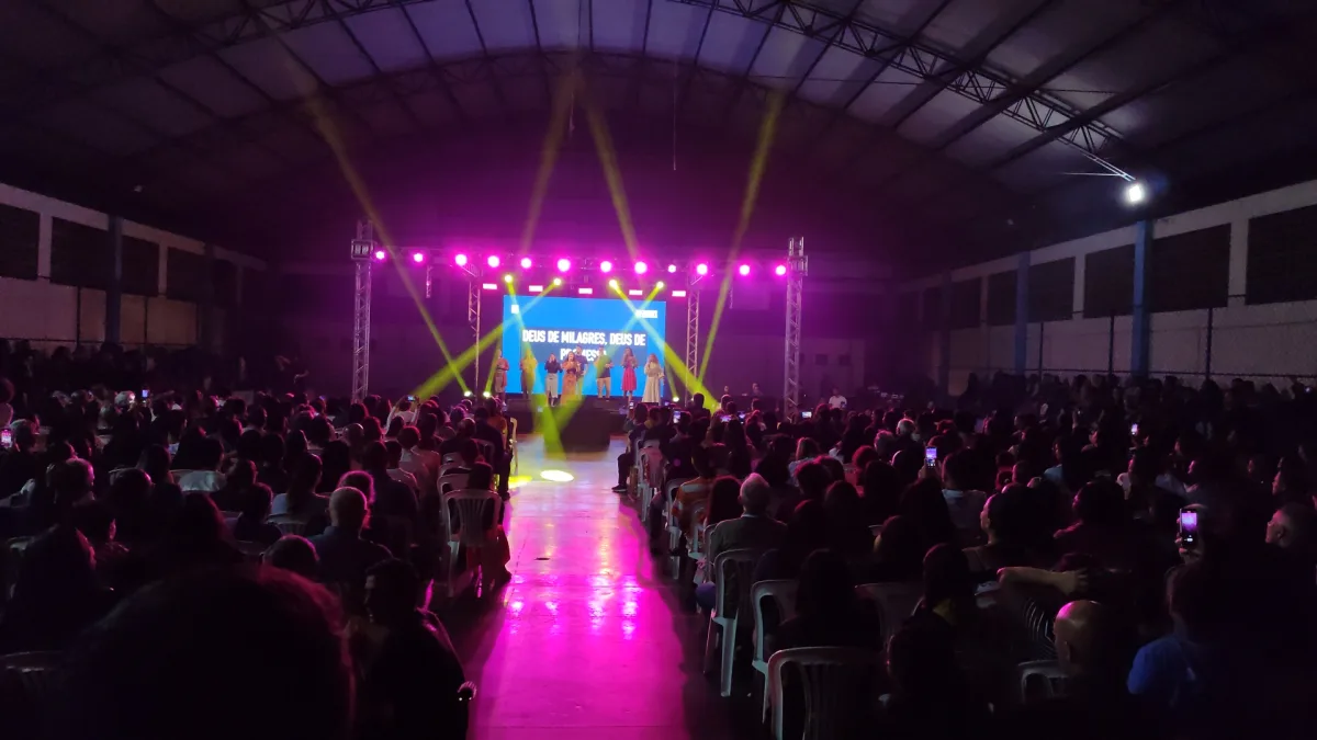 Show com iluminação cênica profissional e estrutura completa